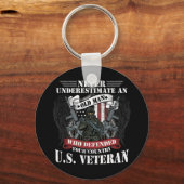 Männer unterschätzen nie einen alten Mann, der ein Schlüsselanhänger (Vorderseite)