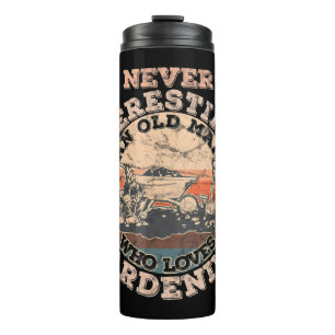 Männer unterschätzen nie einen alten Mann, der von Thermosbecher