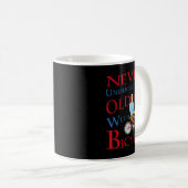 Männer unterschätzen nie einen alten Mann mit Bow Kaffeetasse (VorderseiteRechts)
