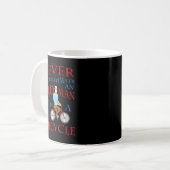 Männer unterschätzen nie einen alten Mann mit Bow Kaffeetasse (Vorderseite Links)