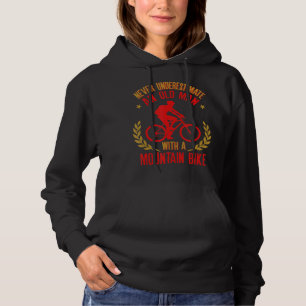 Männer unterschätzen nie einen alten Mann mit eine Hoodie