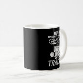 Männer unterschätzen nie einen alten Mann mit eine Kaffeetasse (VorderseiteRechts)