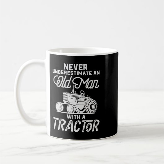 Männer unterschätzen nie einen alten Mann mit eine Kaffeetasse (Links)