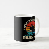 Männer unterschätzen nie einen alten Mann mit eine Kaffeetasse (VorderseiteRechts)