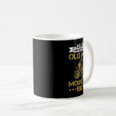 Männer unterschätzen nie einen alten Mann mit eine Kaffeetasse (VorderseiteRechts)