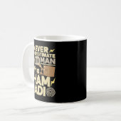 Männer unterschätzen nie einen alten Mann mit eine Kaffeetasse (Vorderseite Links)