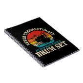 Männer unterschätzen nie einen alten Mann mit eine Notizblock (Rechte Seite)