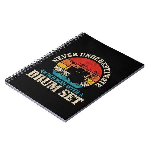 Männer unterschätzen nie einen alten Mann mit eine Notizblock (Linke Seite)