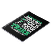 Männer unterschätzen nie einen alten Mann mit eine Notizblock (Linke Seite)