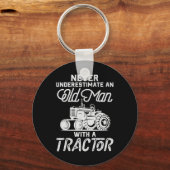 Männer unterschätzen nie einen alten Mann mit eine Schlüsselanhänger (Vorderseite)