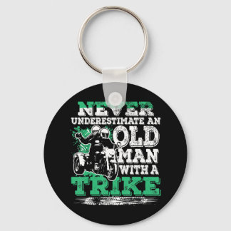 Männer unterschätzen nie einen alten Mann mit eine Schlüsselanhänger
