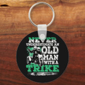 Männer unterschätzen nie einen alten Mann mit eine Schlüsselanhänger (Vorderseite)