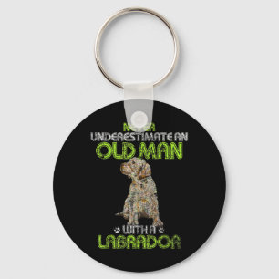 Männer Unterschätzen nie einen alten Mann mit eine Schlüsselanhänger