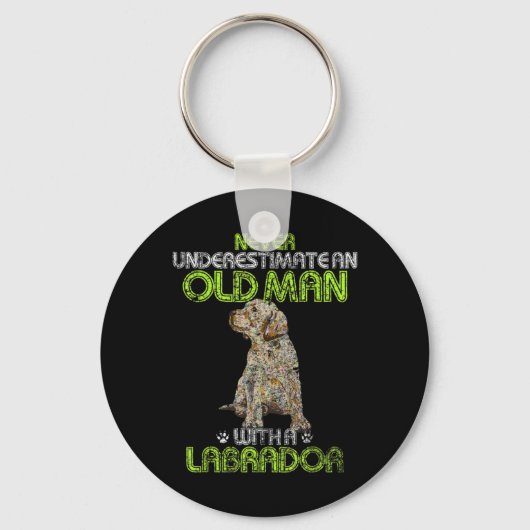 Männer Unterschätzen nie einen alten Mann mit eine Schlüsselanhänger (Vorderseite)