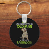 Männer Unterschätzen nie einen alten Mann mit eine Schlüsselanhänger (Vorderseite)