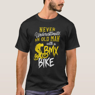 Männer unterschätzen nie einen alten Mann mit eine T-Shirt
