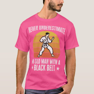Männer unterschätzen nie einen alten Mann mit eine T-Shirt