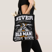 Männer unterschätzen nie einen alten Mann mit eine Tasche (Von Nahem)