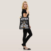 Männer unterschätzen nie einen alten Mann mit eine Tasche (Am Model)