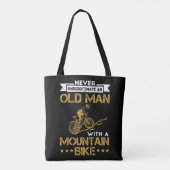 Männer unterschätzen nie einen alten Mann mit eine Tasche (Rückseite)