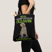 Männer Unterschätzen nie einen alten Mann mit eine Tasche (Von Nahem)