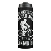 Männer unterschätzen nie einen alten Mann mit eine Thermosbecher (Vorderseite)