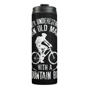 Männer unterschätzen nie einen alten Mann mit eine Thermosbecher