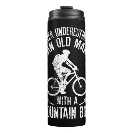 Männer unterschätzen nie einen alten Mann mit eine Thermosbecher (Vorderseite)