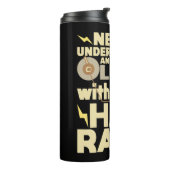 Männer unterschätzen nie einen alten Mann mit eine Thermosbecher (Nach links gedreht)