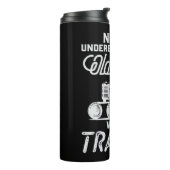 Männer unterschätzen nie einen alten Mann mit eine Thermosbecher (Nach links gedreht)