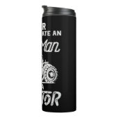 Männer unterschätzen nie einen alten Mann mit eine Thermosbecher (Nach rechts gedreht)