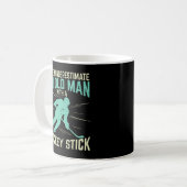 Männer unterschätzen nie einen alten Mann mit Hock Kaffeetasse (Vorderseite Links)