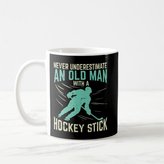 Männer unterschätzen nie einen alten Mann mit Hock Kaffeetasse (Links)
