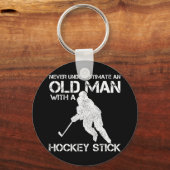 Männer unterschätzen nie einen alten Mann mit Hock Schlüsselanhänger (Vorderseite)