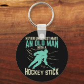 Männer unterschätzen nie einen alten Mann mit Kaja Schlüsselanhänger (Vorderseite)