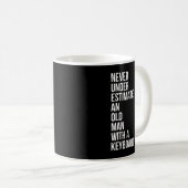 Männer unterschätzen nie einen alten Mann mit Keyb Kaffeetasse (VorderseiteRechts)