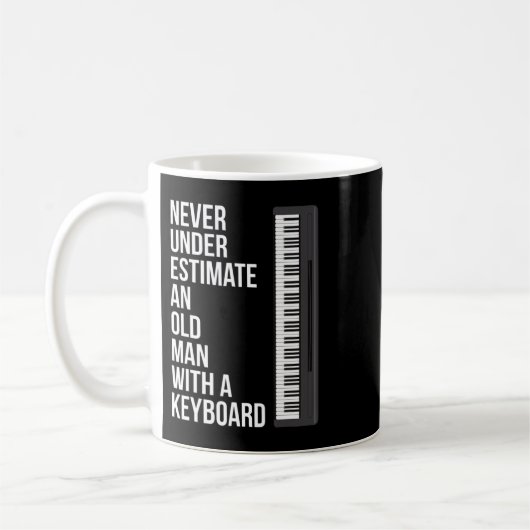 Männer unterschätzen nie einen alten Mann mit Keyb Kaffeetasse (Links)