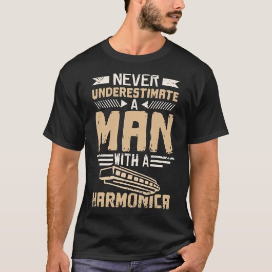 Männer unterschätzen nie einen Mann mit Harmonikaf T-Shirt (Vorderseite)