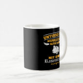 Männer Unterschätzen nie einen Mann mit Rasentrakt Kaffeetasse (VorderseiteRechts)