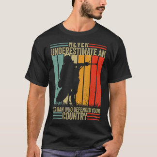 Männer unterschätzen nie einen Vintagen Mann in de T-Shirt