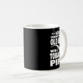 Männer unterschätzen niemals einen alten Mann mit  Kaffeetasse (VorderseiteRechts)