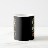 Männer unterschätzen niemals einen alten Typ auf e Kaffeetasse (Mittel)