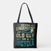Männer unterschätzen niemals einen alten Typ auf e Tasche (Rückseite)
