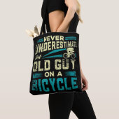 Männer unterschätzen niemals einen alten Typ auf e Tasche (Von Nahem)
