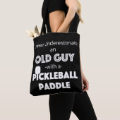 Männer unterschätzen niemals einen alten Typ mit e Tasche (Von Nahem)