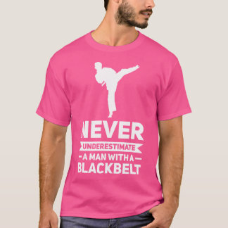 Männer unterschätzen niemals einen Mann, der Karat T-Shirt