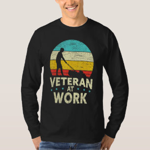 Männer Veteran Bei Der Arbeit Mäher Rasenmähen T-Shirt