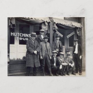 Männer vor der Hutchings-Davis-Drogerie Postkarte