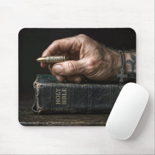Mannes Hand auf einer Bibel, die eine Kugel hält Mousepad