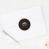 Männliche Bär-Silhouette mit Waldlandschaft und Runder Aufkleber (Umschlag)